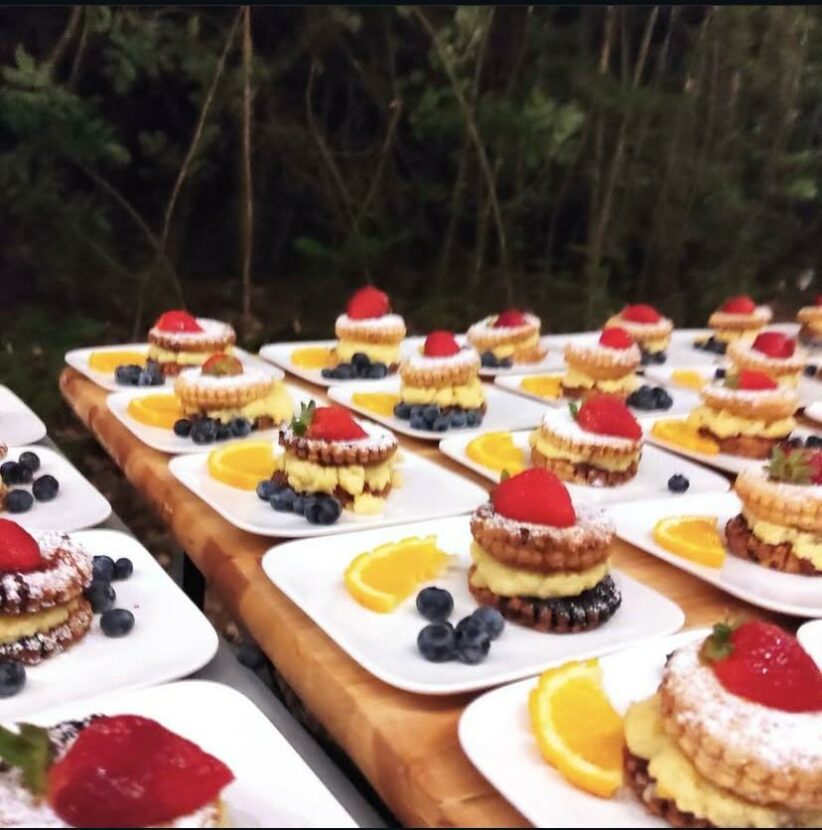 Desserts gourmands audelices-de-july servis en plein air à Castelnaudary, biscuits crème, fruits frais et convivialité,
