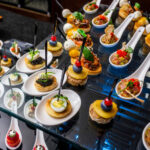 amuse-bouches raffinés d’audelices-de-july à Castelnaudary pour buffet chic avec caviar, poisson, œufs et herbes fraîches,