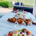 Buffet champêtre audelices-de-july à Castelnaudary avec fromages, pizzas et invités en plein air,