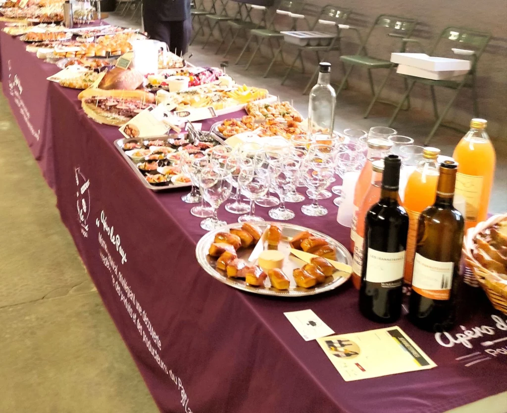 Buffet festif audelices-de-july à Castelnaudary avec charcuteries, amuse-bouches, vins et ambiance conviviale,