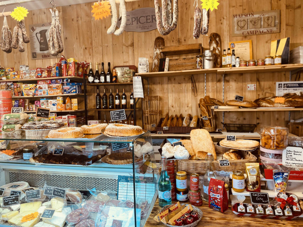 spécialités artisanales audelices-de-july à Castelnaudary sur comptoir et étagères d’épicerie traditionnelle,