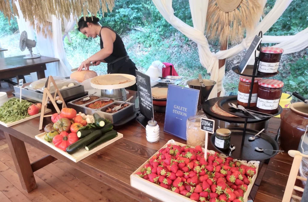 galettes gourmandes et ingrédients frais chez audelices-de-july à Castelnaudary sous tente champêtre,