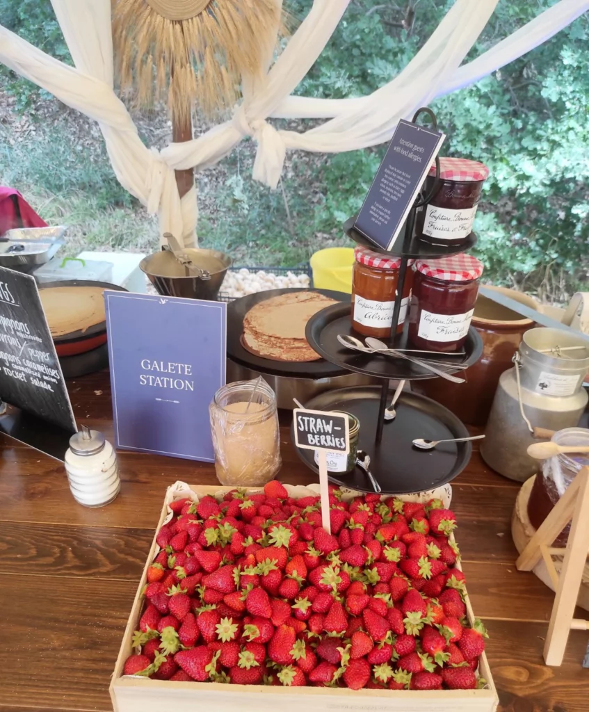 stand galettes rustique d’audelices-de-july à Castelnaudary, fraises fraîches et confitures artisanales en plein air,