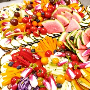 Plateaux de crudités et fruits colorés audelices-de-july pour buffet frais et convivial à Castelnaudary,
