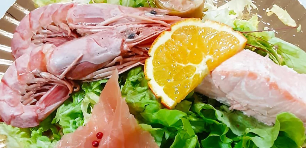 Plateau de fruits de mer frais et saumon chez audelices-de-july à Castelnaudary, présentation raffinée,