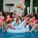 enterrement de vie de jeune fille audelices-de-july à Castelnaudary, groupe festif autour d'une piscine,