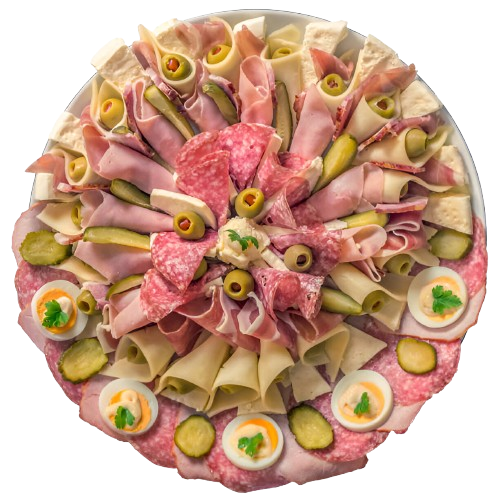 Plateau charcuterie et fromages signé audelices-de-july à Castelnaudary, décoré d’olives, cornichons et œufs durs,